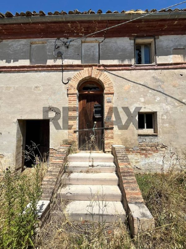 casa indipendente in vendita a Tolentino in zona Divina Pastora