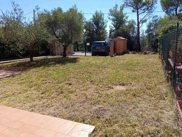 casa indipendente in vendita a Tolentino in zona Massaccio