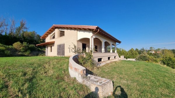 casa indipendente in vendita a Tolentino