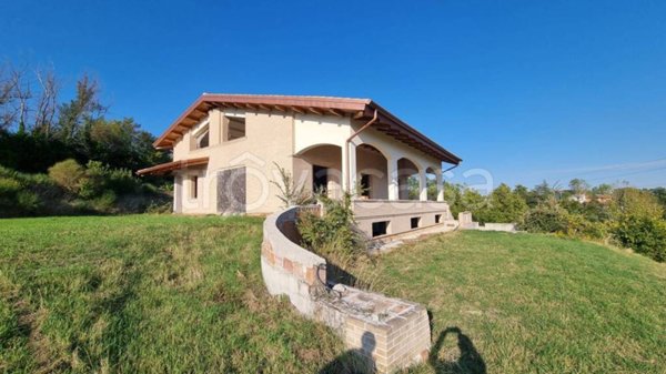 casa indipendente in vendita a Tolentino