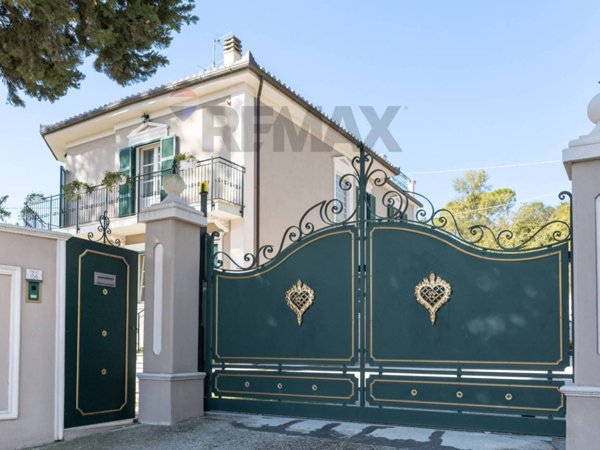 casa indipendente in vendita a Tolentino in zona Le Grazie