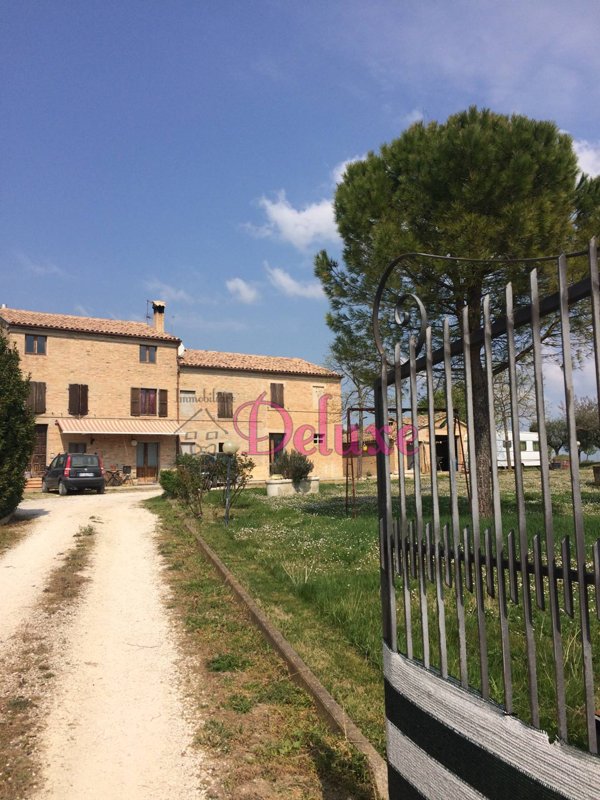 casa indipendente in vendita a Treia