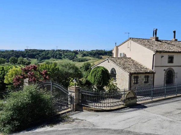 casa indipendente in vendita a Treia