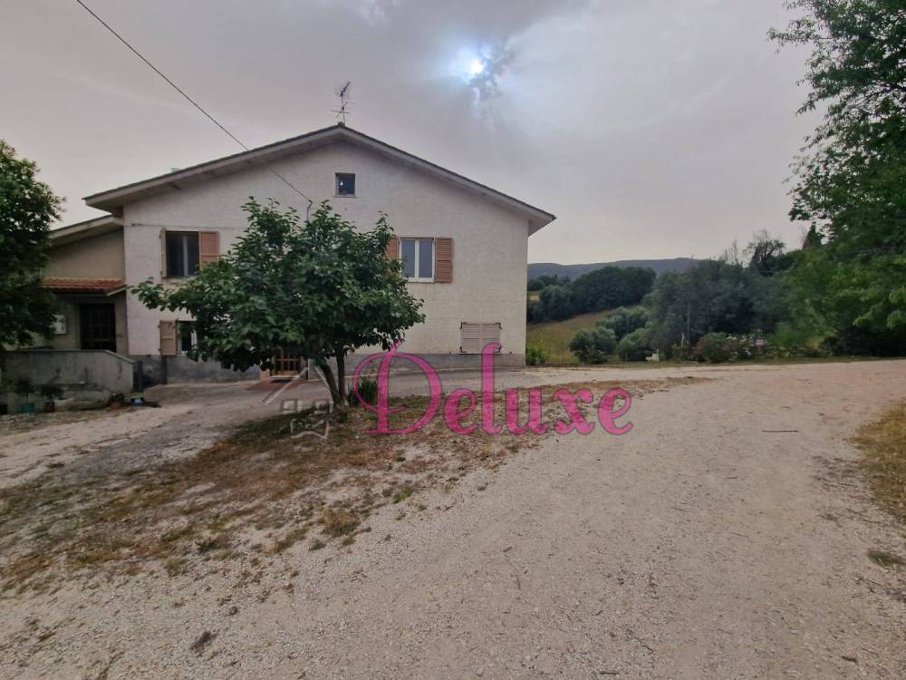 casa indipendente in vendita a Treia