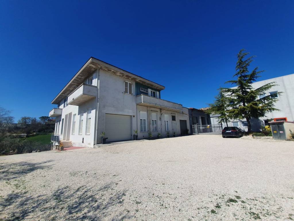 casa indipendente in vendita a Treia