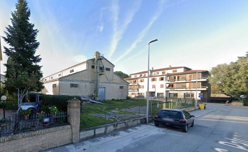 locale commerciale in vendita a Treia in zona Chiesanuova