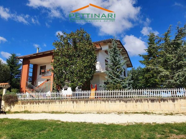 casa indipendente in vendita a Treia