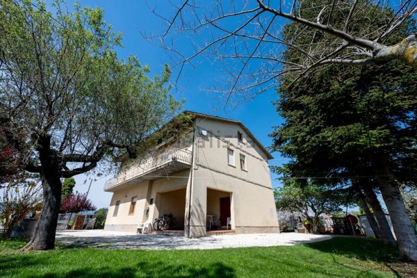 casa indipendente in vendita a Treia