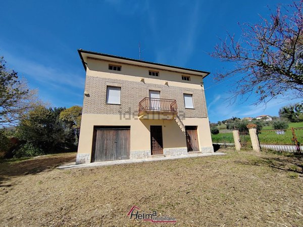 casa indipendente in vendita a Treia