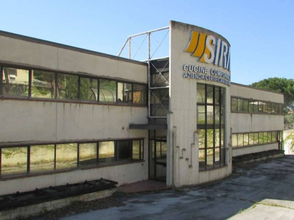 locale commerciale in vendita a Treia