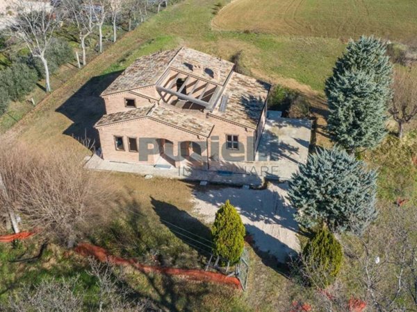 casa indipendente in vendita a Treia
