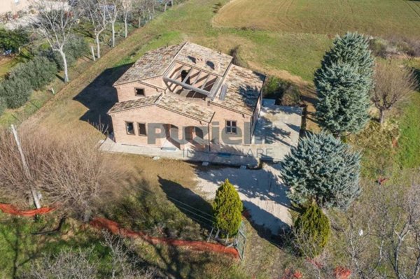 casa indipendente in vendita a Treia