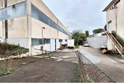 locale commerciale in vendita a Treia