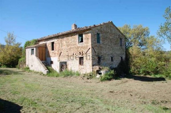 casale in vendita a Treia in zona Santa Maria in Selva