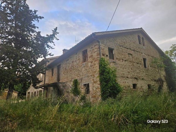 casale in vendita a Treia in zona Passo di Treia