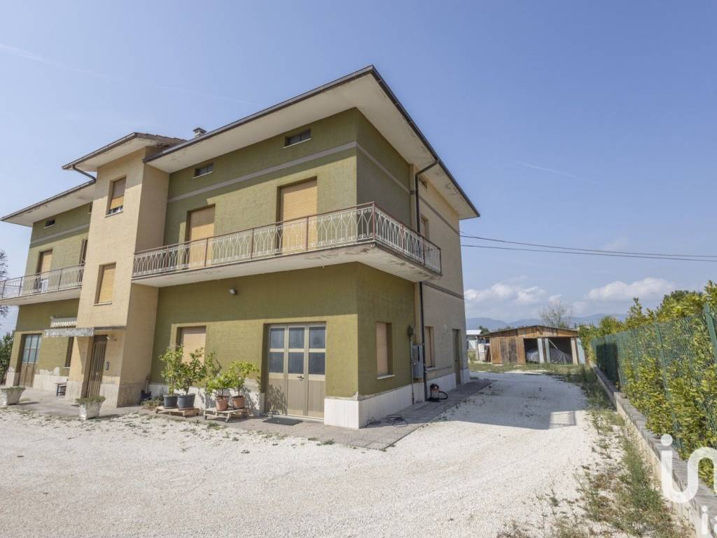 casa indipendente in vendita a Treia