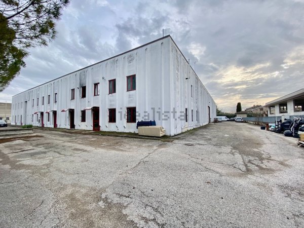 capannone in vendita a Treia