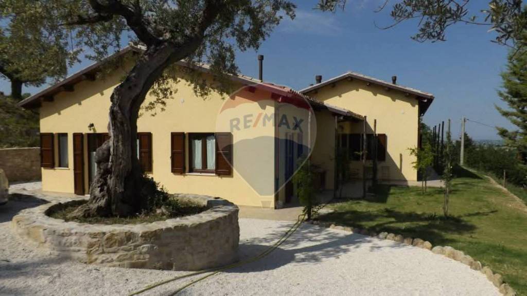 casa indipendente in vendita a Treia