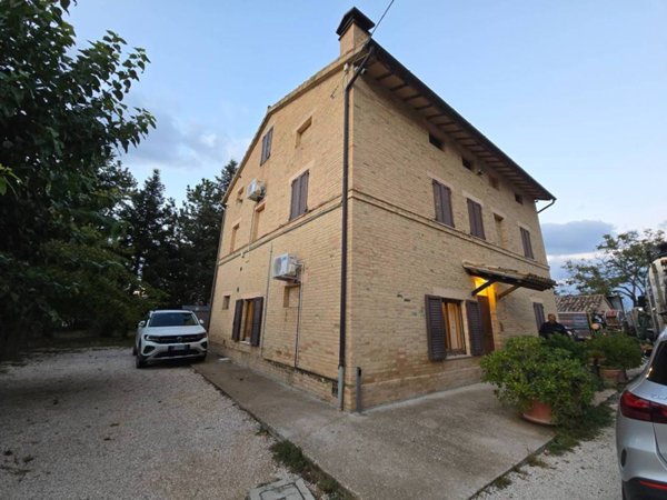 casa indipendente in vendita a Treia