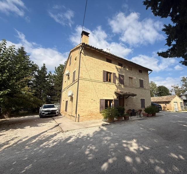 casa indipendente in vendita a Treia