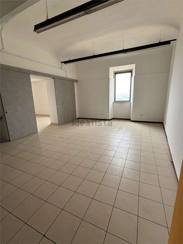 locale commerciale in vendita a Treia