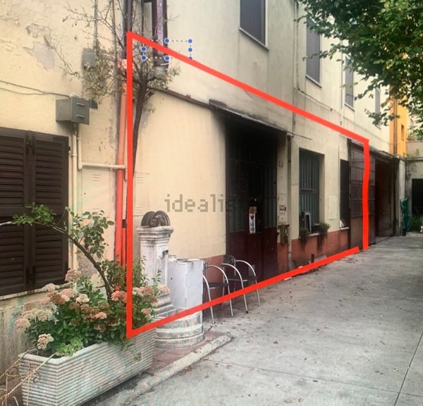 locale di sgombero in vendita a Treia