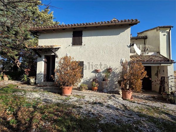 casale in vendita a Treia in zona Camporota