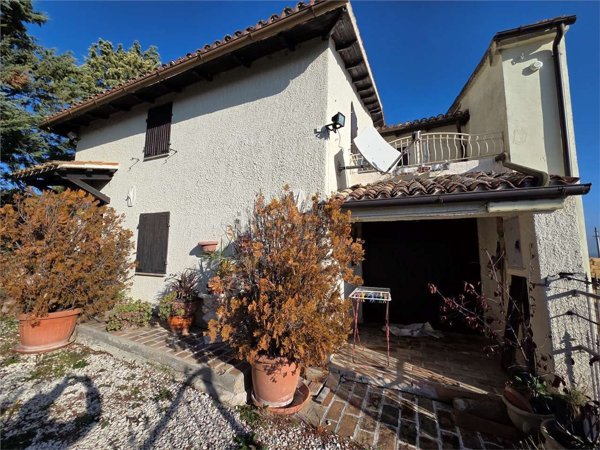 casale in vendita a Treia in zona Camporota