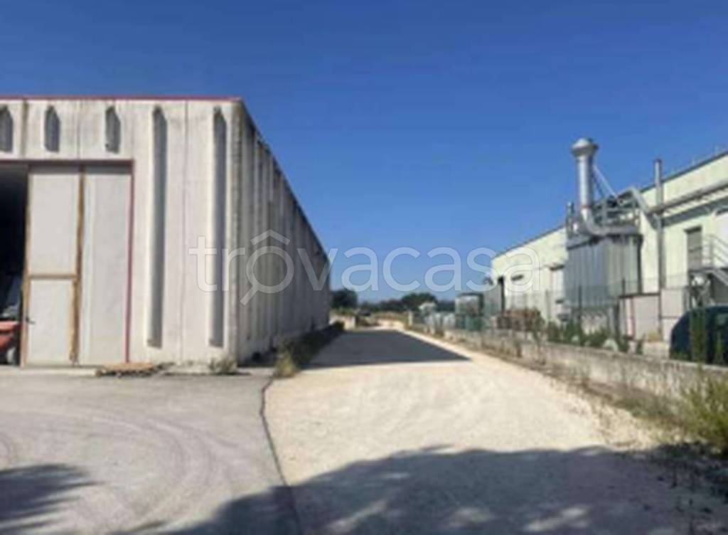 locale commerciale in vendita a Treia in zona Santa Maria in Selva