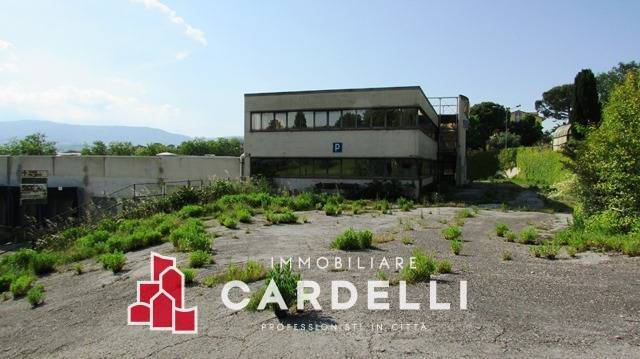 locale commerciale in vendita a Treia