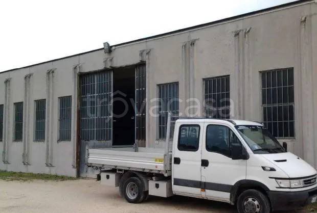 locale commerciale in vendita a Treia