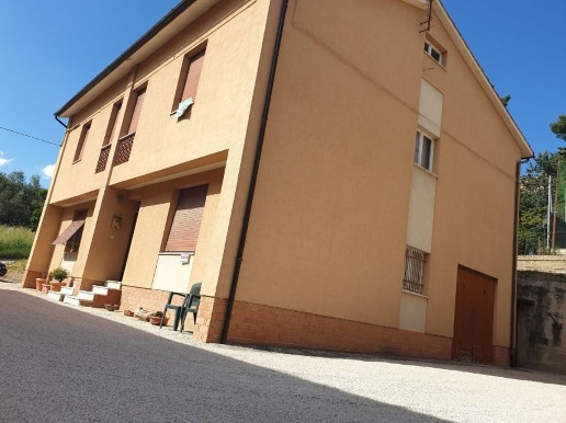 casa indipendente in vendita a Treia