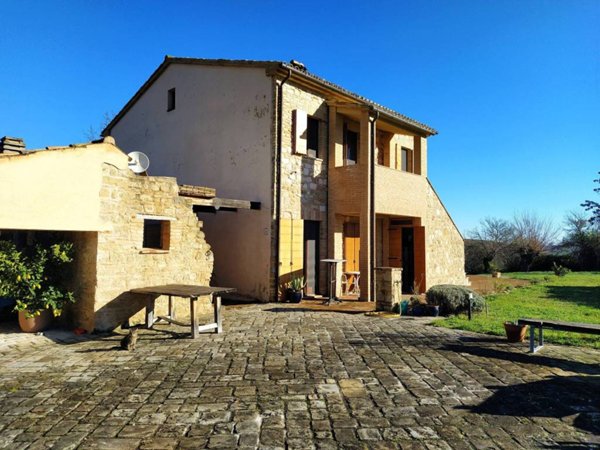 casa indipendente in vendita a Treia