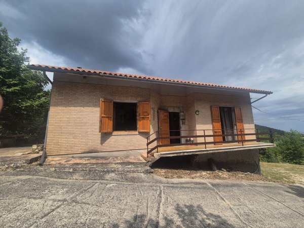 casale in vendita a Treia in zona Camporota