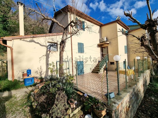 casa indipendente in vendita a Treia in zona Camporota