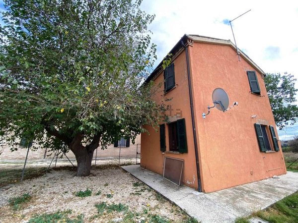 casa indipendente in vendita a Treia in zona Camporota