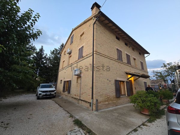 casa indipendente in vendita a Treia in zona Camporota