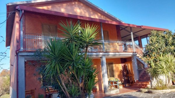 casa indipendente in vendita a Treia in zona Camporota