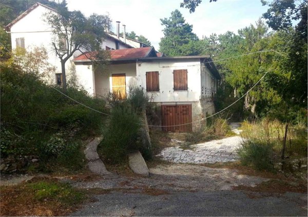 negozio in vendita a Treia in zona Camporota