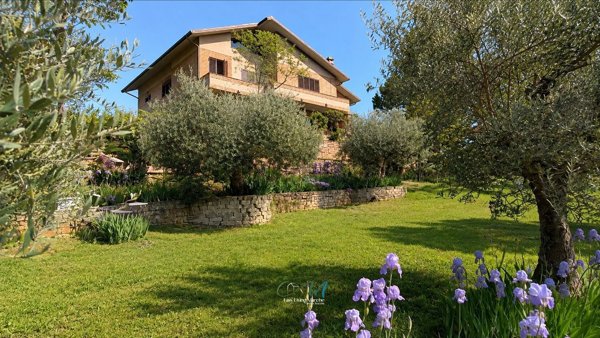 casa indipendente in vendita a Treia