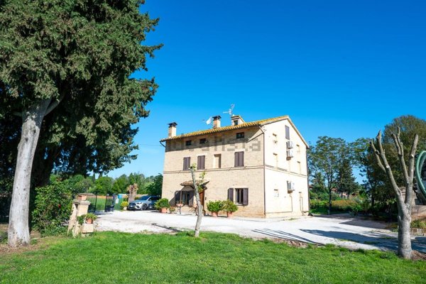 casale in vendita a Treia in zona Santa Maria in Selva