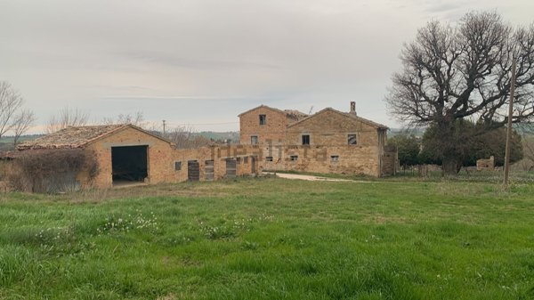casale in vendita a Treia in zona Santa Maria in Selva