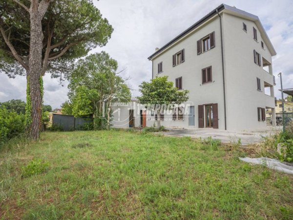 appartamento in vendita ad Urbisaglia in zona Convento