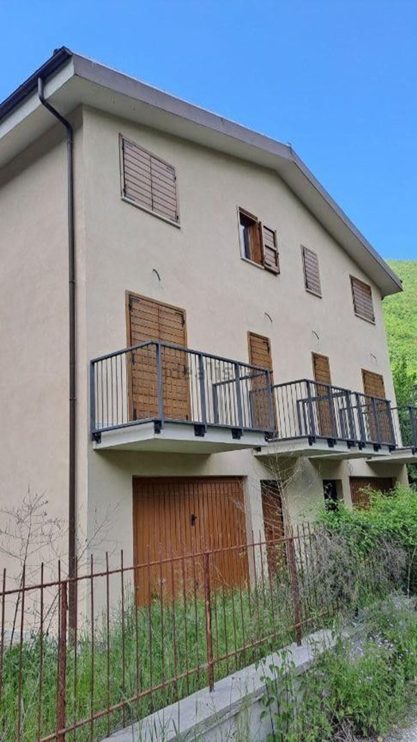 casa indipendente in vendita ad Ussita in zona Pieve