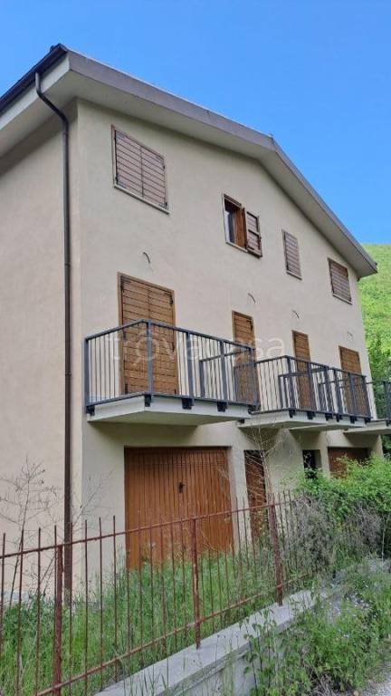 casa indipendente in vendita ad Ussita in zona Pieve
