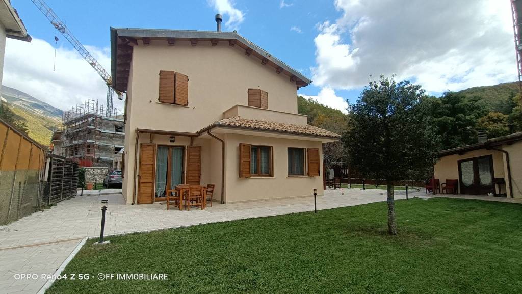 casa indipendente in vendita ad Ussita in zona Pieve
