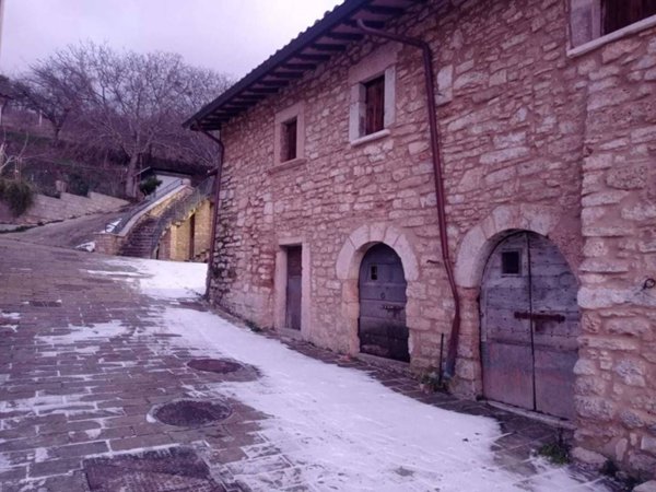 appartamento in vendita a Visso in zona Rasenna