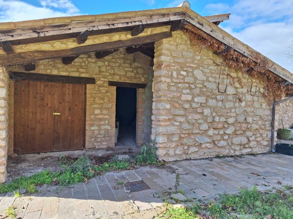 casa indipendente in vendita a Visso in zona Rasenna