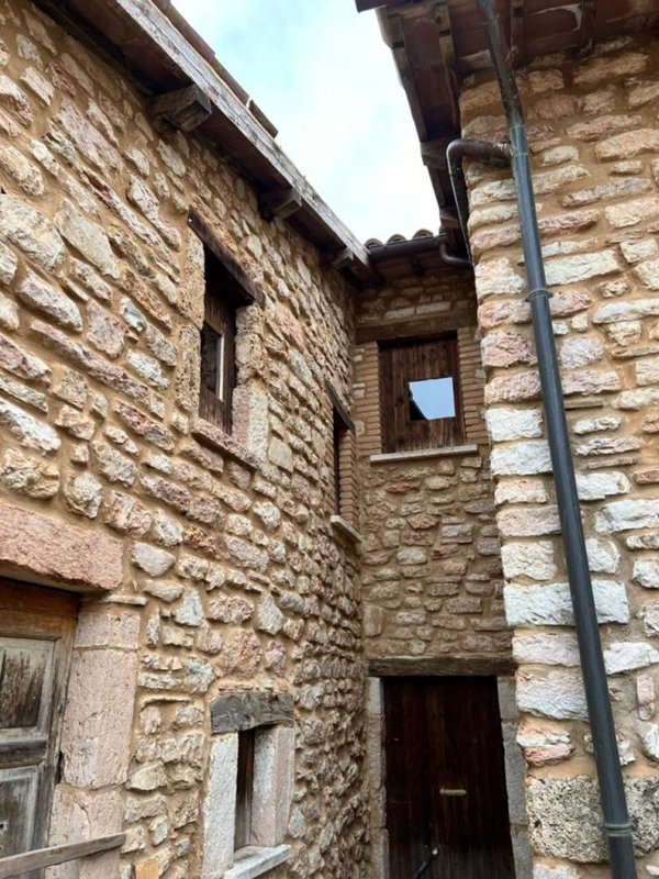 casa indipendente in vendita a Visso in zona Rasenna