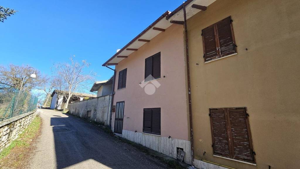 casa indipendente in vendita a Visso in zona Aschio
